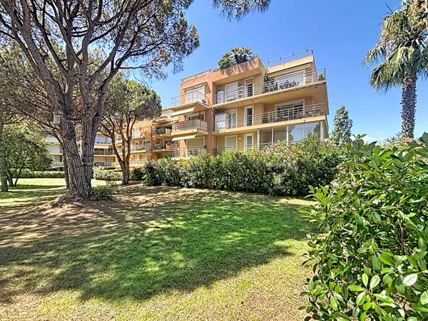 FREJUS - T3 traversant de 78 m² avec grande terrasse, Résidence avec piscine et tennis