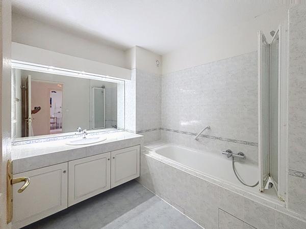 FREJUS - T3 traversant de 78 m² avec grande terrasse, Résidence avec piscine et tennis