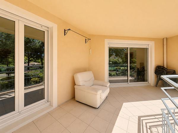 FREJUS - T3 traversant de 78 m² avec grande terrasse, Résidence avec piscine et tennis