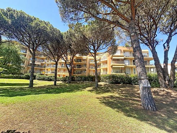 FREJUS - T3 traversant de 78 m² avec grande terrasse, Résidence avec piscine et tennis
