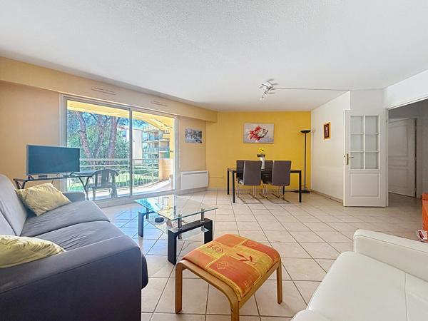 FREJUS - T3 traversant de 78 m² avec grande terrasse, Résidence avec piscine et tennis