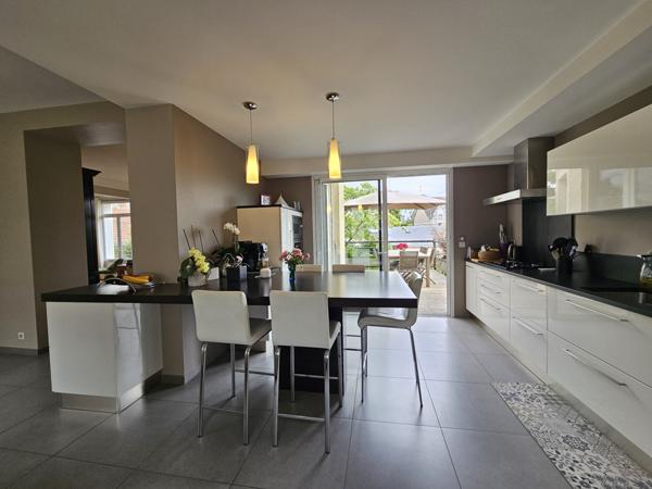 REPUBLIQUE Grande maison familiale