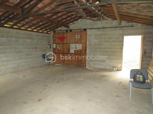 Dép. Landes (40) Maison individuelle 6 pièces avec jardin, dépendance et nombreux travaux récents
Laissez-vous séduire par cette agréable maison individuelle de 1970 située sur les hauteurs d’Aire-sur-l’Adour, dans un environnement calme et résidentiel, tout en bénéficiant d’une situation privilégiée à seulement quelques minutes à pied du centre-ville et de toutes les commodités.
D’une surface confortable de 113 m², la maison bénéficie de nombreux travaux récents, qui en font un bien particulièrement intéressant pour une résidence principale comme pour un projet d’investissement ou d’accueil.
Une maison entretenue et améliorée
Au rez-de-chaussée, vous découvrirez une entrée actuellement aménagée en bureau, un garage, un local chaudière/buanderie ainsi qu’un atelier, offrant de nombreux espaces de rangement et de bricolage.
À l’étage, en rez-de-jardin, la pièce de vie se distingue par ses larges baies vitrées, qui offrent une belle luminosité et une agréable ouverture sur le jardin. Vous profiterez également d’une cuisine équipée donnant sur le coin repas avec sa cheminée à foyer ouvert, de trois chambres et d’une salle d’eau.
La maison a fait l’objet de travaux importants et récents, notamment :
•	Toiture et isolation 
•	Electricité
•	Pompe à chaleur pour clim réversible Air/air
•	Chaudière gaz récente avec production d’eau chaude
•	Fibre optique à disposition
Ces améliorations permettent de bénéficier d’un logement plus confortable et plus performant, avec un DPE classé D, une performance énergétique rassurante pour un bien de cette génération.
Un beau terrain et surtout une dépendance située en contrebas avec un potentiel supplémentaire de 52 m² (eau, électricité et fosse pour les bricoleurs sont disponibles)
Cet espace à aménager selon vos besoins : atelier, espace indépendant, logement d’appoint, studio pour recevoir famille et amis ou encore projet d’hébergement touristique.
La situation de la maison sur le chemin de Saint-Jacques-de-Compostelle ouvre notamment une possibilité intéressante pour imaginer un hébergement destiné aux pèlerins, sous réserve des autorisations nécessaires.
Le terrain de 1 284 m², offrant un cadre extérieur agréable et paisible, avec suffisamment d’espace pour profiter pleinement du jardin.

Emplacement particulièrement pratique : les écoles, collèges et lycées se trouvent à environ 500 mètres, tout comme la mairie et le marché. 
Un bien à découvrir sans tarder pour apprécier pleinement son potentiel ! affaire à saisir

Contacter Frédéric pour vous organiser une visite