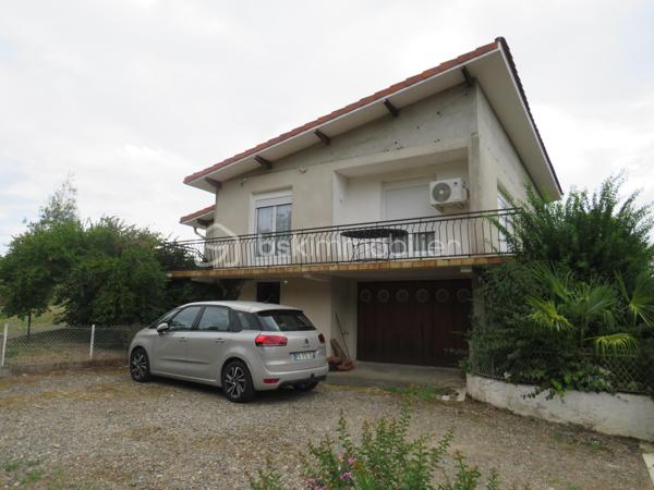 Dép. Landes (40) Maison individuelle 6 pièces avec jardin, dépendance et nombreux travaux récents
Laissez-vous séduire par cette agréable maison individuelle de 1970 située sur les hauteurs d’Aire-sur-l’Adour, dans un environnement calme et résidentiel, tout en bénéficiant d’une situation privilégiée à seulement quelques minutes à pied du centre-ville et de toutes les commodités.
D’une surface confortable de 113 m², la maison bénéficie de nombreux travaux récents, qui en font un bien particulièrement intéressant pour une résidence principale comme pour un projet d’investissement ou d’accueil.
Une maison entretenue et améliorée
Au rez-de-chaussée, vous découvrirez une entrée actuellement aménagée en bureau, un garage, un local chaudière/buanderie ainsi qu’un atelier, offrant de nombreux espaces de rangement et de bricolage.
À l’étage, en rez-de-jardin, la pièce de vie se distingue par ses larges baies vitrées, qui offrent une belle luminosité et une agréable ouverture sur le jardin. Vous profiterez également d’une cuisine équipée donnant sur le coin repas avec sa cheminée à foyer ouvert, de trois chambres et d’une salle d’eau.
La maison a fait l’objet de travaux importants et récents, notamment :
•	Toiture et isolation 
•	Electricité
•	Pompe à chaleur pour clim réversible Air/air
•	Chaudière gaz récente avec production d’eau chaude
•	Fibre optique à disposition
Ces améliorations permettent de bénéficier d’un logement plus confortable et plus performant, avec un DPE classé D, une performance énergétique rassurante pour un bien de cette génération.
Un beau terrain et surtout une dépendance située en contrebas avec un potentiel supplémentaire de 52 m² (eau, électricité et fosse pour les bricoleurs sont disponibles)
Cet espace à aménager selon vos besoins : atelier, espace indépendant, logement d’appoint, studio pour recevoir famille et amis ou encore projet d’hébergement touristique.
La situation de la maison sur le chemin de Saint-Jacques-de-Compostelle ouvre notamment une possibilité intéressante pour imaginer un hébergement destiné aux pèlerins, sous réserve des autorisations nécessaires.
Le terrain de 1 284 m², offrant un cadre extérieur agréable et paisible, avec suffisamment d’espace pour profiter pleinement du jardin.

Emplacement particulièrement pratique : les écoles, collèges et lycées se trouvent à environ 500 mètres, tout comme la mairie et le marché. 
Un bien à découvrir sans tarder pour apprécier pleinement son potentiel ! affaire à saisir

Contacter Frédéric pour vous organiser une visite