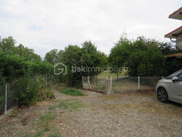 Dép. Landes (40) Maison individuelle 6 pièces avec jardin, dépendance et nombreux travaux récents
Laissez-vous séduire par cette agréable maison individuelle de 1970 située sur les hauteurs d’Aire-sur-l’Adour, dans un environnement calme et résidentiel, tout en bénéficiant d’une situation privilégiée à seulement quelques minutes à pied du centre-ville et de toutes les commodités.
D’une surface confortable de 113 m², la maison bénéficie de nombreux travaux récents, qui en font un bien particulièrement intéressant pour une résidence principale comme pour un projet d’investissement ou d’accueil.
Une maison entretenue et améliorée
Au rez-de-chaussée, vous découvrirez une entrée actuellement aménagée en bureau, un garage, un local chaudière/buanderie ainsi qu’un atelier, offrant de nombreux espaces de rangement et de bricolage.
À l’étage, en rez-de-jardin, la pièce de vie se distingue par ses larges baies vitrées, qui offrent une belle luminosité et une agréable ouverture sur le jardin. Vous profiterez également d’une cuisine équipée donnant sur le coin repas avec sa cheminée à foyer ouvert, de trois chambres et d’une salle d’eau.
La maison a fait l’objet de travaux importants et récents, notamment :
•	Toiture et isolation 
•	Electricité
•	Pompe à chaleur pour clim réversible Air/air
•	Chaudière gaz récente avec production d’eau chaude
•	Fibre optique à disposition
Ces améliorations permettent de bénéficier d’un logement plus confortable et plus performant, avec un DPE classé D, une performance énergétique rassurante pour un bien de cette génération.
Un beau terrain et surtout une dépendance située en contrebas avec un potentiel supplémentaire de 52 m² (eau, électricité et fosse pour les bricoleurs sont disponibles)
Cet espace à aménager selon vos besoins : atelier, espace indépendant, logement d’appoint, studio pour recevoir famille et amis ou encore projet d’hébergement touristique.
La situation de la maison sur le chemin de Saint-Jacques-de-Compostelle ouvre notamment une possibilité intéressante pour imaginer un hébergement destiné aux pèlerins, sous réserve des autorisations nécessaires.
Le terrain de 1 284 m², offrant un cadre extérieur agréable et paisible, avec suffisamment d’espace pour profiter pleinement du jardin.

Emplacement particulièrement pratique : les écoles, collèges et lycées se trouvent à environ 500 mètres, tout comme la mairie et le marché. 
Un bien à découvrir sans tarder pour apprécier pleinement son potentiel ! affaire à saisir

Contacter Frédéric pour vous organiser une visite