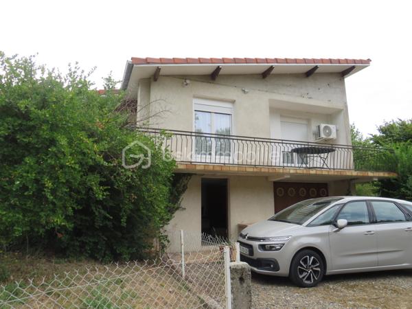 Dép. Landes (40) Maison individuelle 6 pièces avec jardin, dépendance et nombreux travaux récents
Laissez-vous séduire par cette agréable maison individuelle de 1970 située sur les hauteurs d’Aire-sur-l’Adour, dans un environnement calme et résidentiel, tout en bénéficiant d’une situation privilégiée à seulement quelques minutes à pied du centre-ville et de toutes les commodités.
D’une surface confortable de 113 m², la maison bénéficie de nombreux travaux récents, qui en font un bien particulièrement intéressant pour une résidence principale comme pour un projet d’investissement ou d’accueil.
Une maison entretenue et améliorée
Au rez-de-chaussée, vous découvrirez une entrée actuellement aménagée en bureau, un garage, un local chaudière/buanderie ainsi qu’un atelier, offrant de nombreux espaces de rangement et de bricolage.
À l’étage, en rez-de-jardin, la pièce de vie se distingue par ses larges baies vitrées, qui offrent une belle luminosité et une agréable ouverture sur le jardin. Vous profiterez également d’une cuisine équipée donnant sur le coin repas avec sa cheminée à foyer ouvert, de trois chambres et d’une salle d’eau.
La maison a fait l’objet de travaux importants et récents, notamment :
•	Toiture et isolation 
•	Electricité
•	Pompe à chaleur pour clim réversible Air/air
•	Chaudière gaz récente avec production d’eau chaude
•	Fibre optique à disposition
Ces améliorations permettent de bénéficier d’un logement plus confortable et plus performant, avec un DPE classé D, une performance énergétique rassurante pour un bien de cette génération.
Un beau terrain et surtout une dépendance située en contrebas avec un potentiel supplémentaire de 52 m² (eau, électricité et fosse pour les bricoleurs sont disponibles)
Cet espace à aménager selon vos besoins : atelier, espace indépendant, logement d’appoint, studio pour recevoir famille et amis ou encore projet d’hébergement touristique.
La situation de la maison sur le chemin de Saint-Jacques-de-Compostelle ouvre notamment une possibilité intéressante pour imaginer un hébergement destiné aux pèlerins, sous réserve des autorisations nécessaires.
Le terrain de 1 284 m², offrant un cadre extérieur agréable et paisible, avec suffisamment d’espace pour profiter pleinement du jardin.

Emplacement particulièrement pratique : les écoles, collèges et lycées se trouvent à environ 500 mètres, tout comme la mairie et le marché. 
Un bien à découvrir sans tarder pour apprécier pleinement son potentiel ! affaire à saisir

Contacter Frédéric pour vous organiser une visite