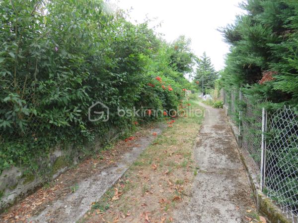 Dép. Landes (40) Maison individuelle 6 pièces avec jardin, dépendance et nombreux travaux récents
Laissez-vous séduire par cette agréable maison individuelle de 1970 située sur les hauteurs d’Aire-sur-l’Adour, dans un environnement calme et résidentiel, tout en bénéficiant d’une situation privilégiée à seulement quelques minutes à pied du centre-ville et de toutes les commodités.
D’une surface confortable de 113 m², la maison bénéficie de nombreux travaux récents, qui en font un bien particulièrement intéressant pour une résidence principale comme pour un projet d’investissement ou d’accueil.
Une maison entretenue et améliorée
Au rez-de-chaussée, vous découvrirez une entrée actuellement aménagée en bureau, un garage, un local chaudière/buanderie ainsi qu’un atelier, offrant de nombreux espaces de rangement et de bricolage.
À l’étage, en rez-de-jardin, la pièce de vie se distingue par ses larges baies vitrées, qui offrent une belle luminosité et une agréable ouverture sur le jardin. Vous profiterez également d’une cuisine équipée donnant sur le coin repas avec sa cheminée à foyer ouvert, de trois chambres et d’une salle d’eau.
La maison a fait l’objet de travaux importants et récents, notamment :
•	Toiture et isolation 
•	Electricité
•	Pompe à chaleur pour clim réversible Air/air
•	Chaudière gaz récente avec production d’eau chaude
•	Fibre optique à disposition
Ces améliorations permettent de bénéficier d’un logement plus confortable et plus performant, avec un DPE classé D, une performance énergétique rassurante pour un bien de cette génération.
Un beau terrain et surtout une dépendance située en contrebas avec un potentiel supplémentaire de 52 m² (eau, électricité et fosse pour les bricoleurs sont disponibles)
Cet espace à aménager selon vos besoins : atelier, espace indépendant, logement d’appoint, studio pour recevoir famille et amis ou encore projet d’hébergement touristique.
La situation de la maison sur le chemin de Saint-Jacques-de-Compostelle ouvre notamment une possibilité intéressante pour imaginer un hébergement destiné aux pèlerins, sous réserve des autorisations nécessaires.
Le terrain de 1 284 m², offrant un cadre extérieur agréable et paisible, avec suffisamment d’espace pour profiter pleinement du jardin.

Emplacement particulièrement pratique : les écoles, collèges et lycées se trouvent à environ 500 mètres, tout comme la mairie et le marché. 
Un bien à découvrir sans tarder pour apprécier pleinement son potentiel ! affaire à saisir

Contacter Frédéric pour vous organiser une visite