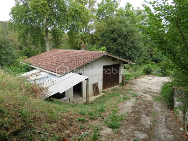 Dép. Landes (40) Maison individuelle 6 pièces avec jardin, dépendance et nombreux travaux récents
Laissez-vous séduire par cette agréable maison individuelle de 1970 située sur les hauteurs d’Aire-sur-l’Adour, dans un environnement calme et résidentiel, tout en bénéficiant d’une situation privilégiée à seulement quelques minutes à pied du centre-ville et de toutes les commodités.
D’une surface confortable de 113 m², la maison bénéficie de nombreux travaux récents, qui en font un bien particulièrement intéressant pour une résidence principale comme pour un projet d’investissement ou d’accueil.
Une maison entretenue et améliorée
Au rez-de-chaussée, vous découvrirez une entrée actuellement aménagée en bureau, un garage, un local chaudière/buanderie ainsi qu’un atelier, offrant de nombreux espaces de rangement et de bricolage.
À l’étage, en rez-de-jardin, la pièce de vie se distingue par ses larges baies vitrées, qui offrent une belle luminosité et une agréable ouverture sur le jardin. Vous profiterez également d’une cuisine équipée donnant sur le coin repas avec sa cheminée à foyer ouvert, de trois chambres et d’une salle d’eau.
La maison a fait l’objet de travaux importants et récents, notamment :
•	Toiture et isolation 
•	Electricité
•	Pompe à chaleur pour clim réversible Air/air
•	Chaudière gaz récente avec production d’eau chaude
•	Fibre optique à disposition
Ces améliorations permettent de bénéficier d’un logement plus confortable et plus performant, avec un DPE classé D, une performance énergétique rassurante pour un bien de cette génération.
Un beau terrain et surtout une dépendance située en contrebas avec un potentiel supplémentaire de 52 m² (eau, électricité et fosse pour les bricoleurs sont disponibles)
Cet espace à aménager selon vos besoins : atelier, espace indépendant, logement d’appoint, studio pour recevoir famille et amis ou encore projet d’hébergement touristique.
La situation de la maison sur le chemin de Saint-Jacques-de-Compostelle ouvre notamment une possibilité intéressante pour imaginer un hébergement destiné aux pèlerins, sous réserve des autorisations nécessaires.
Le terrain de 1 284 m², offrant un cadre extérieur agréable et paisible, avec suffisamment d’espace pour profiter pleinement du jardin.

Emplacement particulièrement pratique : les écoles, collèges et lycées se trouvent à environ 500 mètres, tout comme la mairie et le marché. 
Un bien à découvrir sans tarder pour apprécier pleinement son potentiel ! affaire à saisir

Contacter Frédéric pour vous organiser une visite