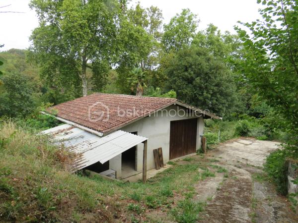 Dép. Landes (40) Maison individuelle 6 pièces avec jardin, dépendance et nombreux travaux récents
Laissez-vous séduire par cette agréable maison individuelle de 1970 située sur les hauteurs d’Aire-sur-l’Adour, dans un environnement calme et résidentiel, tout en bénéficiant d’une situation privilégiée à seulement quelques minutes à pied du centre-ville et de toutes les commodités.
D’une surface confortable de 113 m², la maison bénéficie de nombreux travaux récents, qui en font un bien particulièrement intéressant pour une résidence principale comme pour un projet d’investissement ou d’accueil.
Une maison entretenue et améliorée
Au rez-de-chaussée, vous découvrirez une entrée actuellement aménagée en bureau, un garage, un local chaudière/buanderie ainsi qu’un atelier, offrant de nombreux espaces de rangement et de bricolage.
À l’étage, en rez-de-jardin, la pièce de vie se distingue par ses larges baies vitrées, qui offrent une belle luminosité et une agréable ouverture sur le jardin. Vous profiterez également d’une cuisine équipée donnant sur le coin repas avec sa cheminée à foyer ouvert, de trois chambres et d’une salle d’eau.
La maison a fait l’objet de travaux importants et récents, notamment :
•	Toiture et isolation 
•	Electricité
•	Pompe à chaleur pour clim réversible Air/air
•	Chaudière gaz récente avec production d’eau chaude
•	Fibre optique à disposition
Ces améliorations permettent de bénéficier d’un logement plus confortable et plus performant, avec un DPE classé D, une performance énergétique rassurante pour un bien de cette génération.
Un beau terrain et surtout une dépendance située en contrebas avec un potentiel supplémentaire de 52 m² (eau, électricité et fosse pour les bricoleurs sont disponibles)
Cet espace à aménager selon vos besoins : atelier, espace indépendant, logement d’appoint, studio pour recevoir famille et amis ou encore projet d’hébergement touristique.
La situation de la maison sur le chemin de Saint-Jacques-de-Compostelle ouvre notamment une possibilité intéressante pour imaginer un hébergement destiné aux pèlerins, sous réserve des autorisations nécessaires.
Le terrain de 1 284 m², offrant un cadre extérieur agréable et paisible, avec suffisamment d’espace pour profiter pleinement du jardin.

Emplacement particulièrement pratique : les écoles, collèges et lycées se trouvent à environ 500 mètres, tout comme la mairie et le marché. 
Un bien à découvrir sans tarder pour apprécier pleinement son potentiel ! affaire à saisir

Contacter Frédéric pour vous organiser une visite