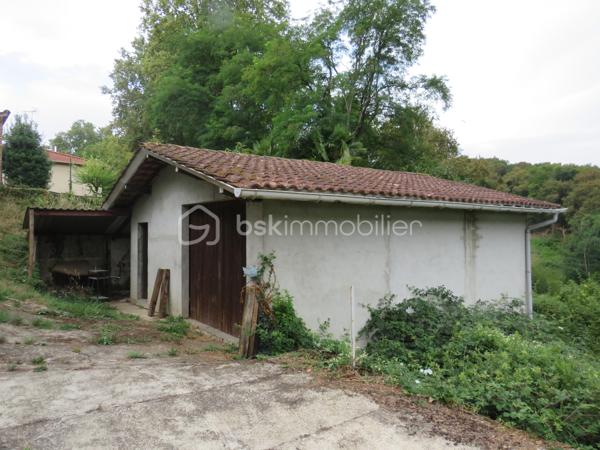 Dép. Landes (40) Maison individuelle 6 pièces avec jardin, dépendance et nombreux travaux récents
Laissez-vous séduire par cette agréable maison individuelle de 1970 située sur les hauteurs d’Aire-sur-l’Adour, dans un environnement calme et résidentiel, tout en bénéficiant d’une situation privilégiée à seulement quelques minutes à pied du centre-ville et de toutes les commodités.
D’une surface confortable de 113 m², la maison bénéficie de nombreux travaux récents, qui en font un bien particulièrement intéressant pour une résidence principale comme pour un projet d’investissement ou d’accueil.
Une maison entretenue et améliorée
Au rez-de-chaussée, vous découvrirez une entrée actuellement aménagée en bureau, un garage, un local chaudière/buanderie ainsi qu’un atelier, offrant de nombreux espaces de rangement et de bricolage.
À l’étage, en rez-de-jardin, la pièce de vie se distingue par ses larges baies vitrées, qui offrent une belle luminosité et une agréable ouverture sur le jardin. Vous profiterez également d’une cuisine équipée donnant sur le coin repas avec sa cheminée à foyer ouvert, de trois chambres et d’une salle d’eau.
La maison a fait l’objet de travaux importants et récents, notamment :
•	Toiture et isolation 
•	Electricité
•	Pompe à chaleur pour clim réversible Air/air
•	Chaudière gaz récente avec production d’eau chaude
•	Fibre optique à disposition
Ces améliorations permettent de bénéficier d’un logement plus confortable et plus performant, avec un DPE classé D, une performance énergétique rassurante pour un bien de cette génération.
Un beau terrain et surtout une dépendance située en contrebas avec un potentiel supplémentaire de 52 m² (eau, électricité et fosse pour les bricoleurs sont disponibles)
Cet espace à aménager selon vos besoins : atelier, espace indépendant, logement d’appoint, studio pour recevoir famille et amis ou encore projet d’hébergement touristique.
La situation de la maison sur le chemin de Saint-Jacques-de-Compostelle ouvre notamment une possibilité intéressante pour imaginer un hébergement destiné aux pèlerins, sous réserve des autorisations nécessaires.
Le terrain de 1 284 m², offrant un cadre extérieur agréable et paisible, avec suffisamment d’espace pour profiter pleinement du jardin.

Emplacement particulièrement pratique : les écoles, collèges et lycées se trouvent à environ 500 mètres, tout comme la mairie et le marché. 
Un bien à découvrir sans tarder pour apprécier pleinement son potentiel ! affaire à saisir

Contacter Frédéric pour vous organiser une visite