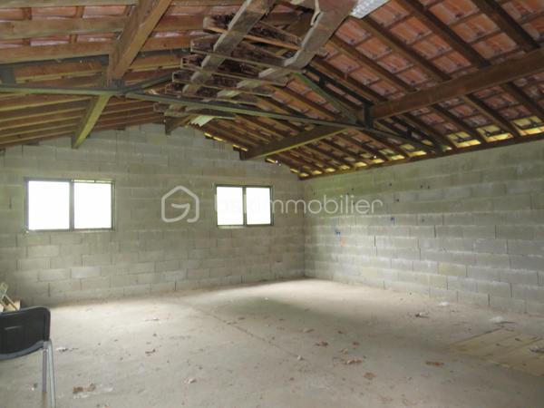 Dép. Landes (40) Maison individuelle 6 pièces avec jardin, dépendance et nombreux travaux récents
Laissez-vous séduire par cette agréable maison individuelle de 1970 située sur les hauteurs d’Aire-sur-l’Adour, dans un environnement calme et résidentiel, tout en bénéficiant d’une situation privilégiée à seulement quelques minutes à pied du centre-ville et de toutes les commodités.
D’une surface confortable de 113 m², la maison bénéficie de nombreux travaux récents, qui en font un bien particulièrement intéressant pour une résidence principale comme pour un projet d’investissement ou d’accueil.
Une maison entretenue et améliorée
Au rez-de-chaussée, vous découvrirez une entrée actuellement aménagée en bureau, un garage, un local chaudière/buanderie ainsi qu’un atelier, offrant de nombreux espaces de rangement et de bricolage.
À l’étage, en rez-de-jardin, la pièce de vie se distingue par ses larges baies vitrées, qui offrent une belle luminosité et une agréable ouverture sur le jardin. Vous profiterez également d’une cuisine équipée donnant sur le coin repas avec sa cheminée à foyer ouvert, de trois chambres et d’une salle d’eau.
La maison a fait l’objet de travaux importants et récents, notamment :
•	Toiture et isolation 
•	Electricité
•	Pompe à chaleur pour clim réversible Air/air
•	Chaudière gaz récente avec production d’eau chaude
•	Fibre optique à disposition
Ces améliorations permettent de bénéficier d’un logement plus confortable et plus performant, avec un DPE classé D, une performance énergétique rassurante pour un bien de cette génération.
Un beau terrain et surtout une dépendance située en contrebas avec un potentiel supplémentaire de 52 m² (eau, électricité et fosse pour les bricoleurs sont disponibles)
Cet espace à aménager selon vos besoins : atelier, espace indépendant, logement d’appoint, studio pour recevoir famille et amis ou encore projet d’hébergement touristique.
La situation de la maison sur le chemin de Saint-Jacques-de-Compostelle ouvre notamment une possibilité intéressante pour imaginer un hébergement destiné aux pèlerins, sous réserve des autorisations nécessaires.
Le terrain de 1 284 m², offrant un cadre extérieur agréable et paisible, avec suffisamment d’espace pour profiter pleinement du jardin.

Emplacement particulièrement pratique : les écoles, collèges et lycées se trouvent à environ 500 mètres, tout comme la mairie et le marché. 
Un bien à découvrir sans tarder pour apprécier pleinement son potentiel ! affaire à saisir

Contacter Frédéric pour vous organiser une visite