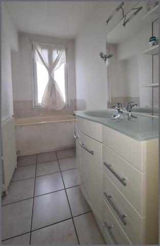 Maison à BRESSUIRE, 79300 - 8 pièces 95m²