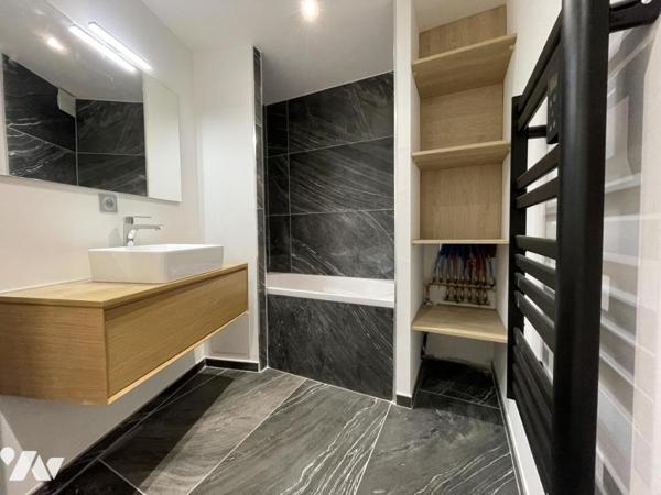 BELLE MAISON DE VILLE  RENOVEE GARAGE ET JARDINET 60 M2 ENVIRON