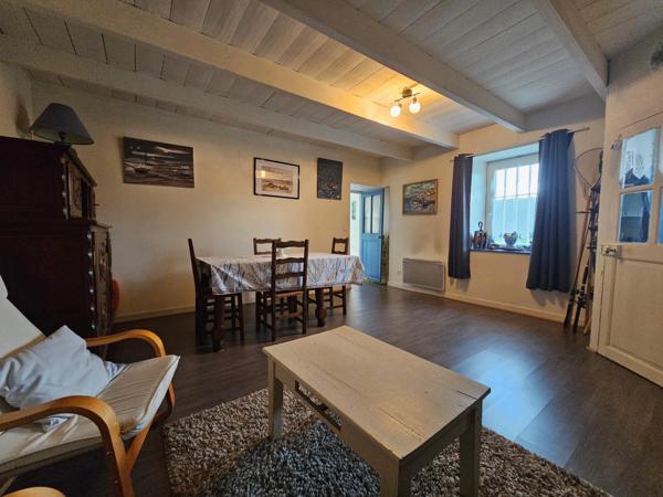 Charmante maison en pierre à proximité des commerces locaux et de la côte