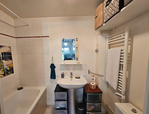 Charmante maison en pierre à proximité des commerces locaux et de la côte