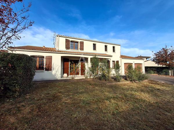 Maison familiale spacieuse dans quartier résidentiel avec commerces