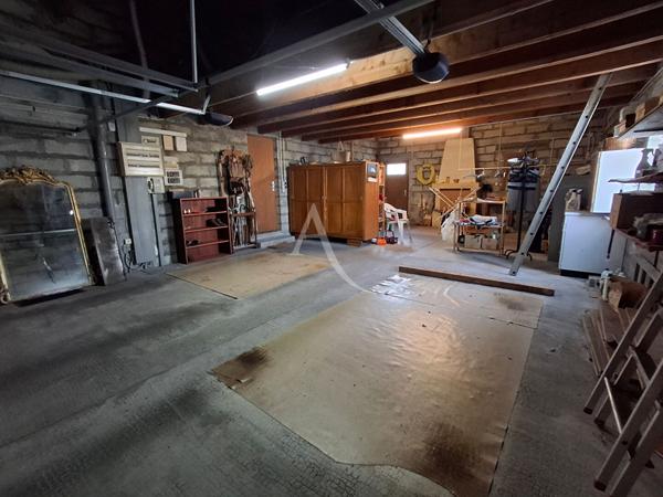 Maison familiale spacieuse dans quartier résidentiel avec commerces