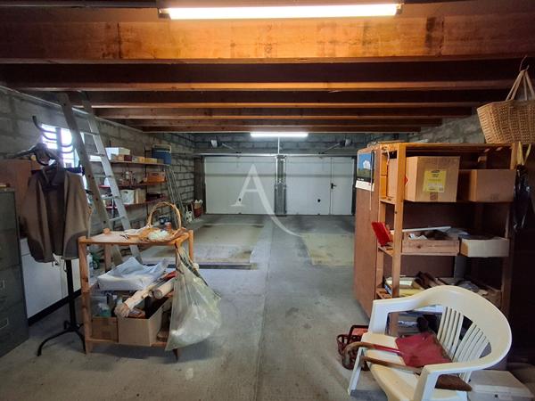 Maison familiale spacieuse dans quartier résidentiel avec commerces