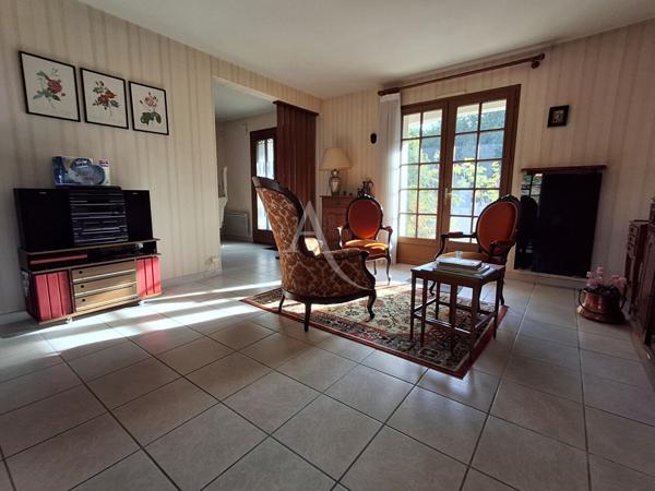 Maison familiale spacieuse dans quartier résidentiel avec commerces