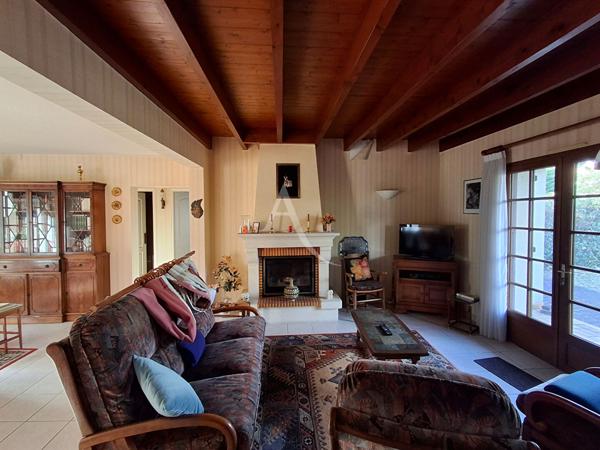 Maison familiale spacieuse dans quartier résidentiel avec commerces