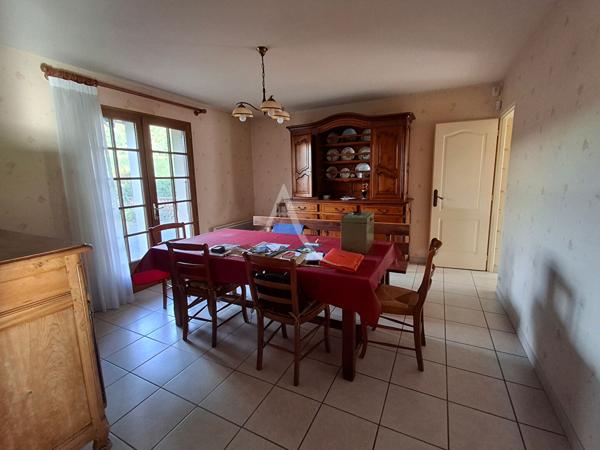 Maison familiale spacieuse dans quartier résidentiel avec commerces