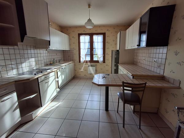 Maison familiale spacieuse dans quartier résidentiel avec commerces