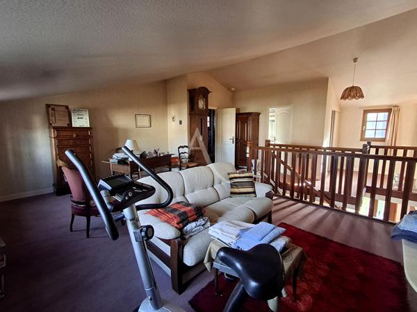 Maison familiale spacieuse dans quartier résidentiel avec commerces