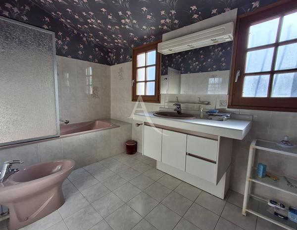 Maison familiale spacieuse dans quartier résidentiel avec commerces