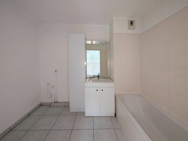 Appartement à vendre 2 pièces, 50m2, au RDC avec jardin à MERIGNAC (33) Le Jard.