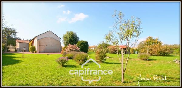 Maison en pierre à vendre 6 pièces 4 chambres terrain 4 700 m² en partie constructible avec dépendances Champigny-En-Rochereau (86)