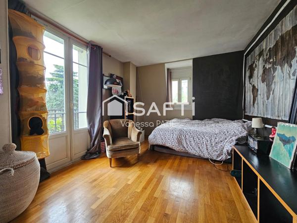 Charme d'une meulière (parquet, moulures, cheminée)