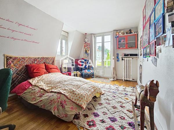 Charme d'une meulière (parquet, moulures, cheminée)