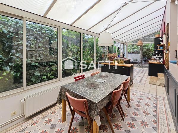 Charme d'une meulière (parquet, moulures, cheminée)