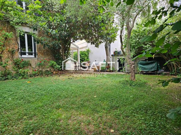 Charme d'une meulière (parquet, moulures, cheminée)