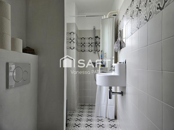 Charme d'une meulière (parquet, moulures, cheminée)