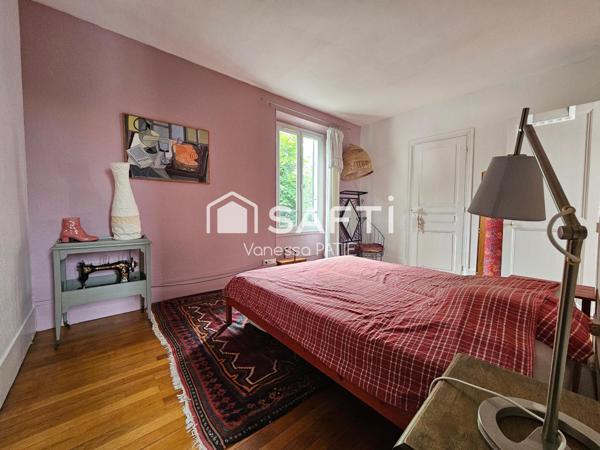 Charme d'une meulière (parquet, moulures, cheminée)