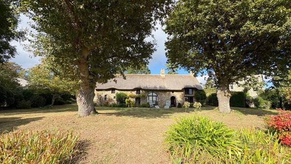 Chaumière située dans un village de pierre proche du bourg de Plougoumelen