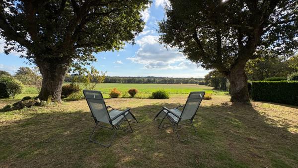 Chaumière située dans un village de pierre proche du bourg de Plougoumelen