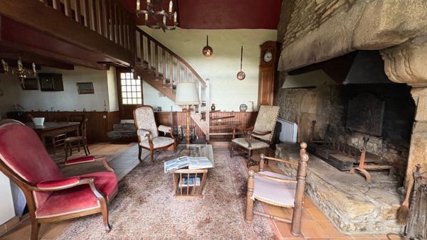 Chaumière située dans un village de pierre proche du bourg de Plougoumelen