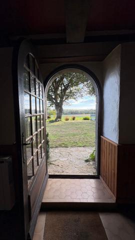 Chaumière située dans un village de pierre proche du bourg de Plougoumelen