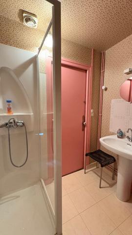 Chaumière située dans un village de pierre proche du bourg de Plougoumelen