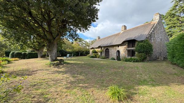 Chaumière située dans un village de pierre proche du bourg de Plougoumelen