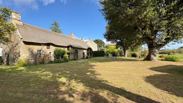 Chaumière située dans un village de pierre proche du bourg de Plougoumelen