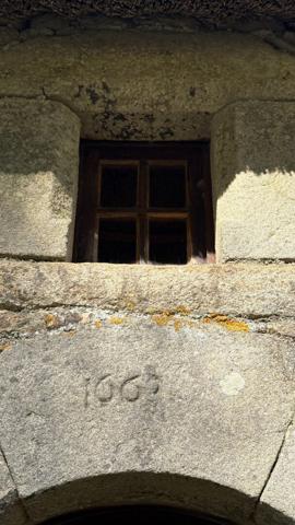 Chaumière située dans un village de pierre proche du bourg de Plougoumelen