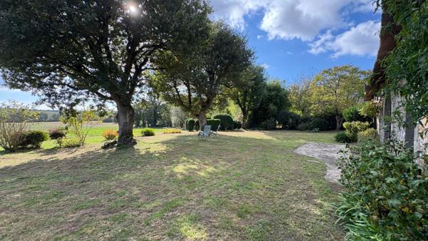 Chaumière située dans un village de pierre proche du bourg de Plougoumelen