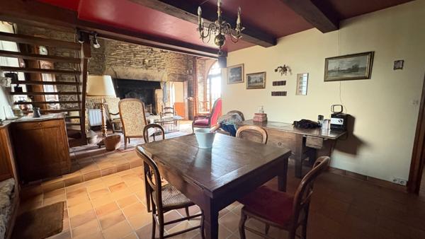 Chaumière située dans un village de pierre proche du bourg de Plougoumelen