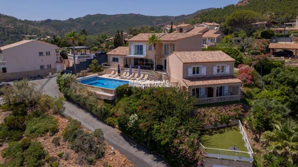 Saint-Raphaël : Villa contemporaine d'exception avec vue mer panoramique et piscine à débordement »