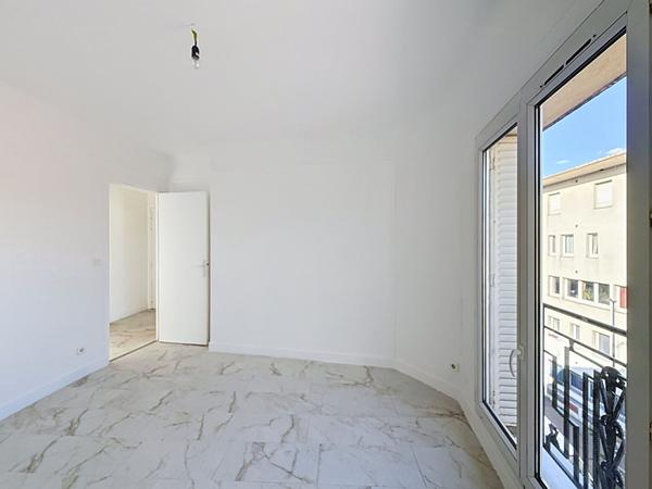 BAGNOLET LIMITE MONTREUIL, DERNIER ETAGE, 5MIN DU METRO, PETIT 3 PIECES TRAVERSANT EXPOSE EST/OUEST
