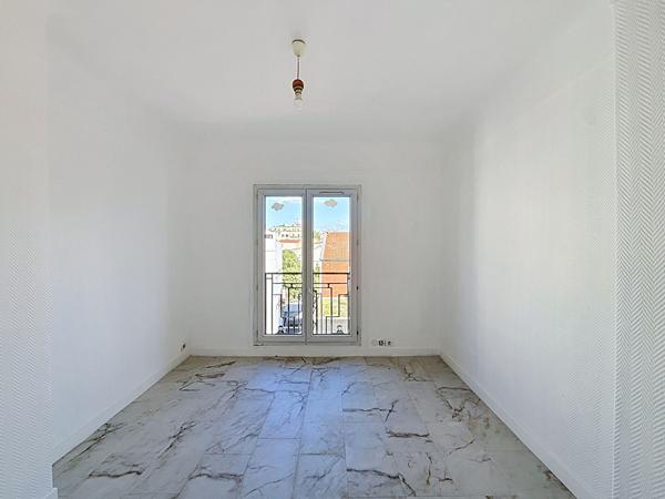 BAGNOLET LIMITE MONTREUIL, DERNIER ETAGE, 5MIN DU METRO, PETIT 3 PIECES TRAVERSANT EXPOSE EST/OUEST
