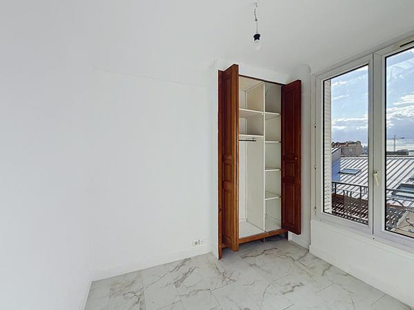 BAGNOLET LIMITE MONTREUIL, DERNIER ETAGE, 5MIN DU METRO, PETIT 3 PIECES TRAVERSANT EXPOSE EST/OUEST